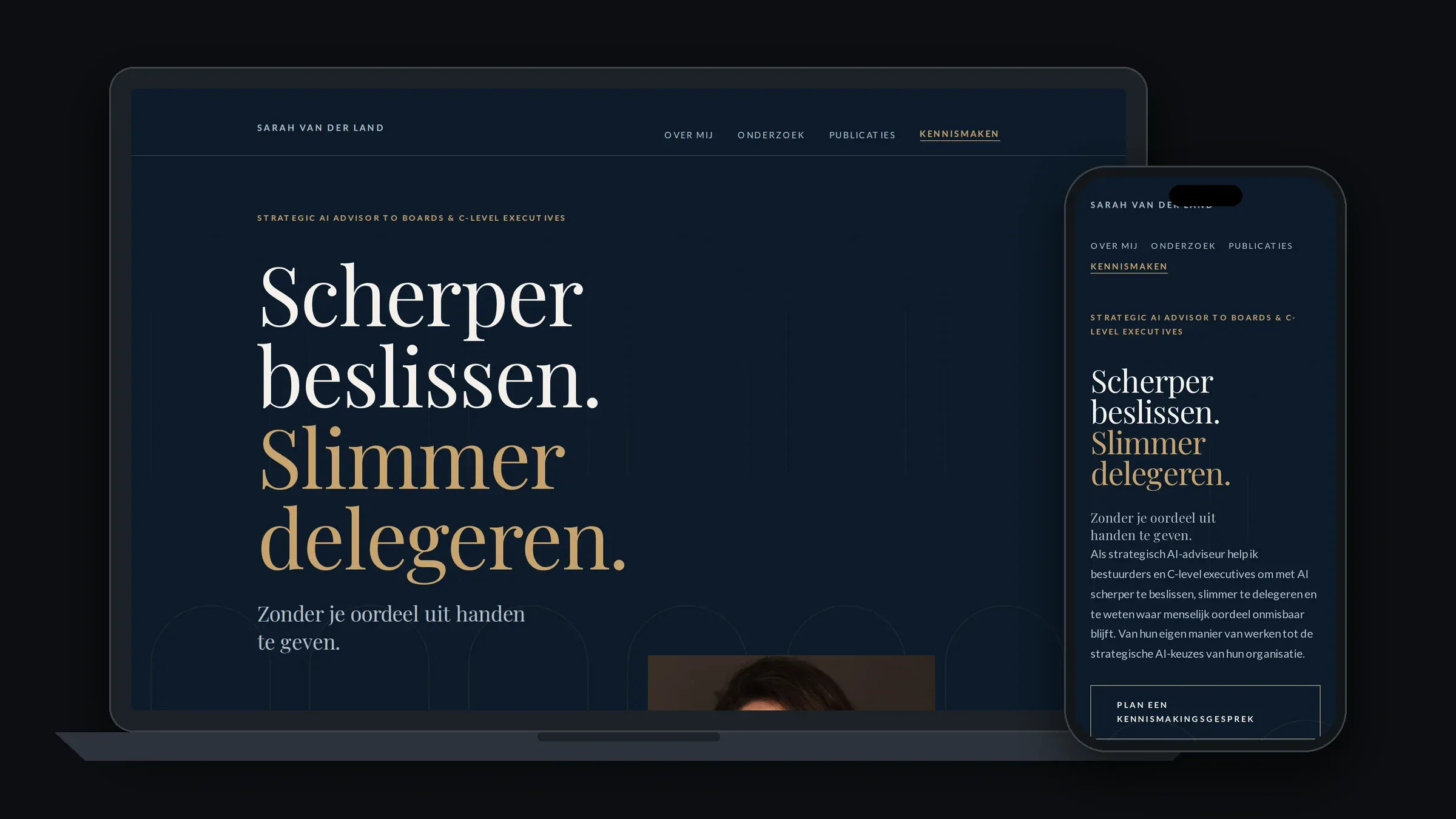 Homepage van sarahvanderland.com met donkerblauwe opening en de kop Scherper beslissen. Slimmer delegeren.